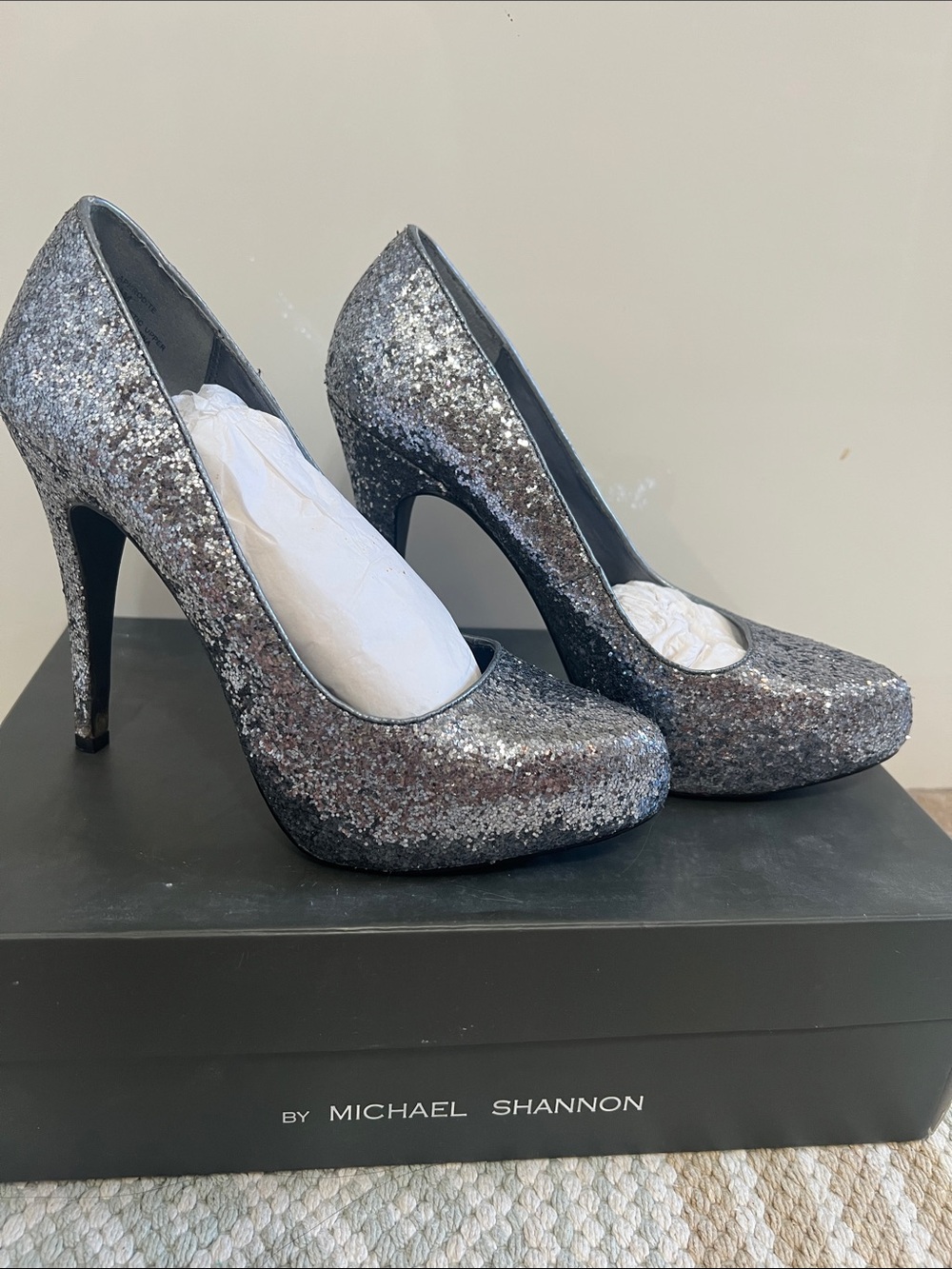 Womens 7.5. Michael Shannon. Pewter